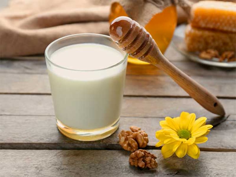Mặt nạ nghệ mật ong và sữa tươi không đường