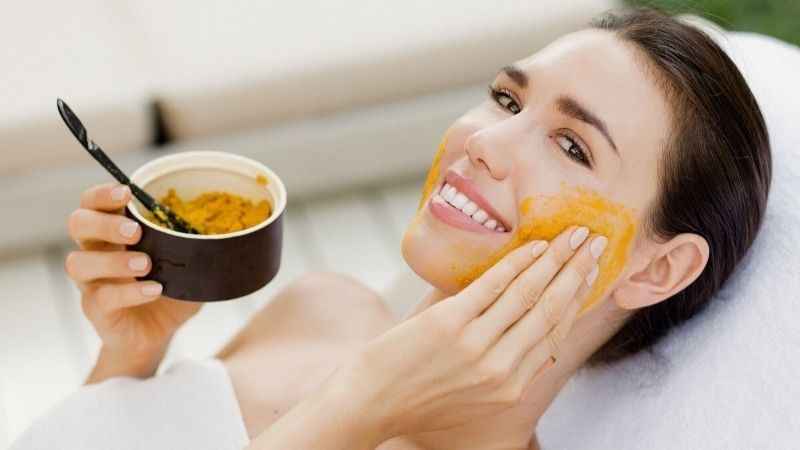 Đắp tinh bột nghệ với nước lọc