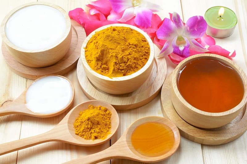 Tinh bột nghệ kết hợp với mật ong và sữa tươi