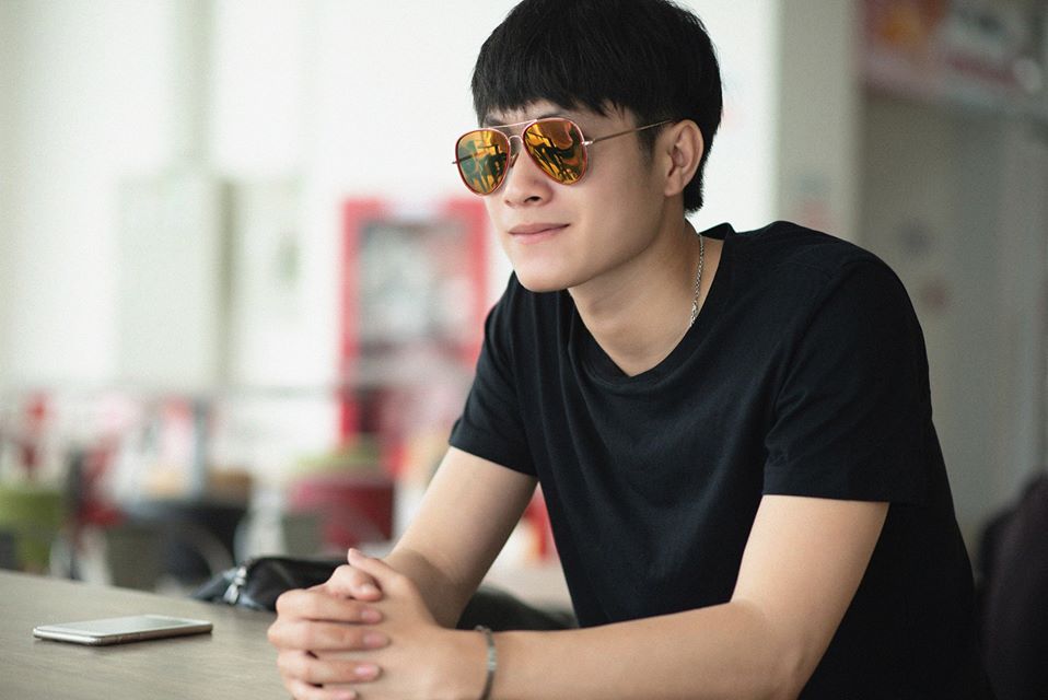 Áo thun cổ tròn màu đen